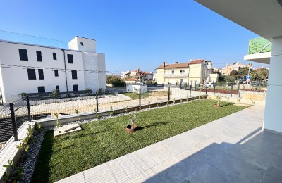 Attractive apartment with a garden in Novigrad ( S2 )
