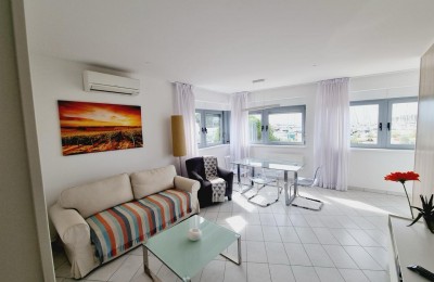 Stan s prekrasnim pogledom na more i marinu – Novigrad