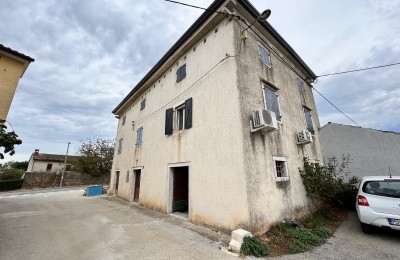 2 kuće za renovaciju u Poreču