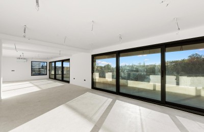 Atraktivan penthouse sa krovnom terasom u okolici Poreča