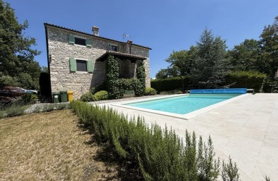 Šarmantna kamena kuća s bazenom u Grožnjanu