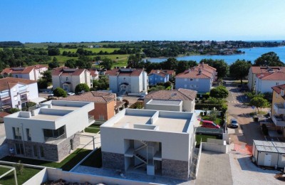 Stan s krovnom terasom i pogledom na more – Novigrad (15)