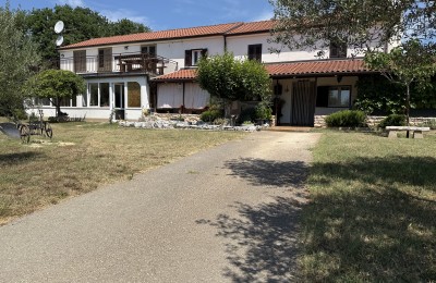 Kamena kuća s velikom okućnicom - Novigrad