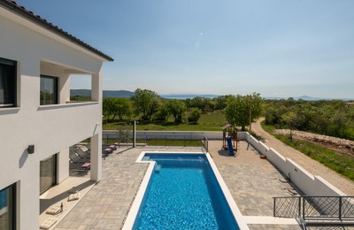 Samostojeća vila s bazenom u okolici Pule
