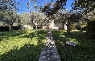 Affascinante casa con giardino vicino a Buie