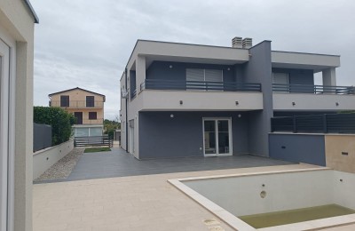 Casa bifamiliare con piscina a Cittanova