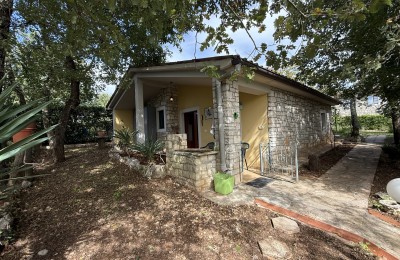 Samostojeća kuća sa velikim dvorištem u Grožnjanu