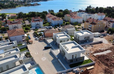 Komforan stan s krovnom terasom i pogledom na more – Novigrad (21)