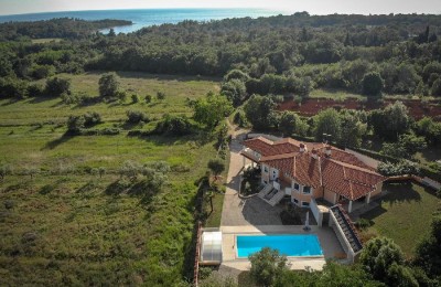 Kuća s Bazenom i Okučnicom - Umag