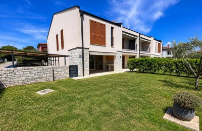 End house in a row with a yard in Novigrad