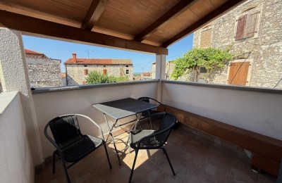 Stone terraced house with 2 apartments in Brtonigla