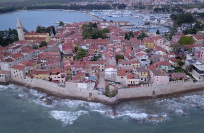 Autentična starogradska kuća s vrtom – rijetkost u centru Novigrada (projekt)