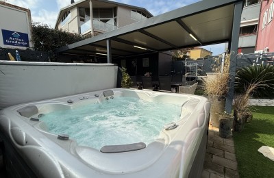 Stan sa velikim vrtom i jacuzzijem u Novigradu