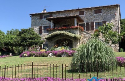 Casa in pietra d'Istria con un bellissimo giardino